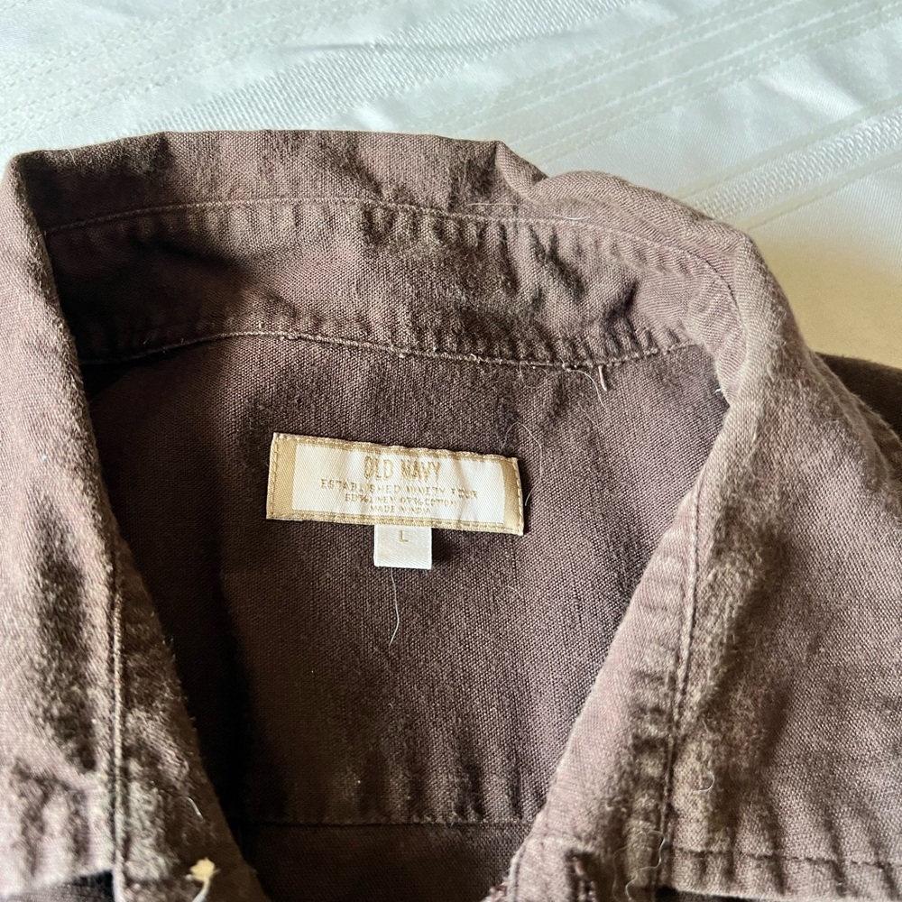 Gently worn men’s short sleeve Old Navy shirt.